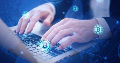 Foto: freepik.com, https://www.freepik.com/free-photo/man-using-laptop-work-connect-with-others_25066877.htm#fromView=search&page=1&position=0&uuid=2330a30a-2937-406e-a752-dda60ea4e748&query=Blockchain-Technologie, Lizenz: free (Freepik), https://www.freepik.com/ai/docs/licenses-attribution