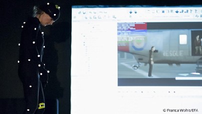 Per Bewegungserfassung ("Motion Caputure") wird die Gestik der Schauspielerin auf die virtuelle Figur im Animationsfilm (rechts) übertragen. Abb.: Cinector 