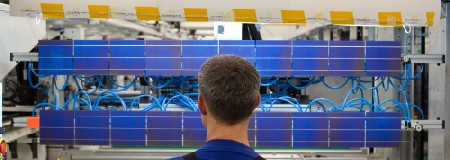 Modulfertigung bei Solarworld - das Unternehmen mit Hauptproduktions-Standort in Freiberg gehört zu den wenigen deutschen Firmen, die wie später die Chinesen die ganze Wertschöpfungskette vom Silizium bis zum Endprodukt integriert haben. Abb.: Solarworld