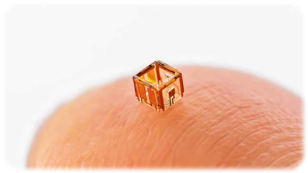 3D-modularer Mikroroboter – genannt Smartlet – auf einer Fingerspitze. Foto: Jacob Müller für die TUC