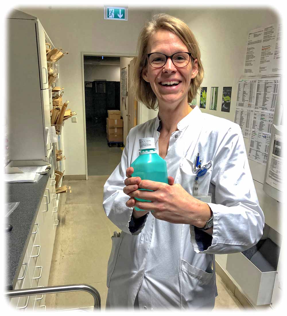 Dorle Scharlemann-Mönks freut sich über die Verschlüsse aus dem 3D-Drucker, mit denen die Apotheke Leipzig nun die selbst erzeugten Desinfektionsmittel anfüllen kann. Möglich wurde das durch die rasche Produktionsumstellung bei "Next3D" in Antwort auf die Corona-Krise. Foto: Ronny Grunert, Next3D