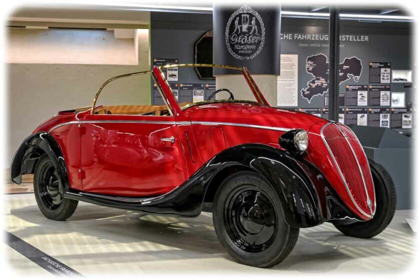 Von dieser Seite zeigt der restaurierte NSU-Fiat die elegante Gläser-Karosserie. Foto: Anja Schneider für das Verkehrsmuseum Dresden