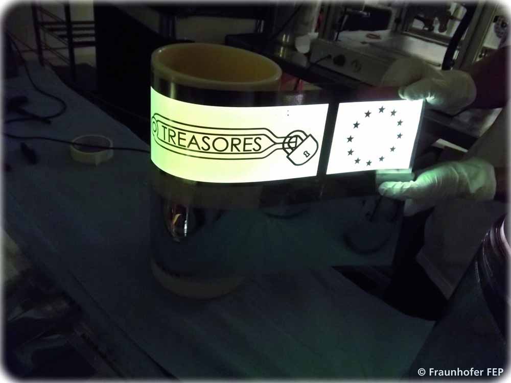 Die FEP-Fraunhofer-Forscher produzierten in Dresden auch diese Rolle mit OLED- Lichtquellen und TREASORES -Logo im Rolle-zu-Rolle Prozess. Der Strom wird durch eine dünne transparente Silberelektrode geleitet. Foto: Fraunhofer FEP