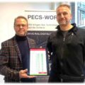 Die Pecs-Work-Chefs Ingolf Sauermann (links) und Karsten Jähnigen zeigen auf einem Tablettrechner, wie das System die automatische Bremsprobe für die Mitarbeiter der Schweizer SBB Cargo visualisiert. Foto: Heiko Weckbrodt