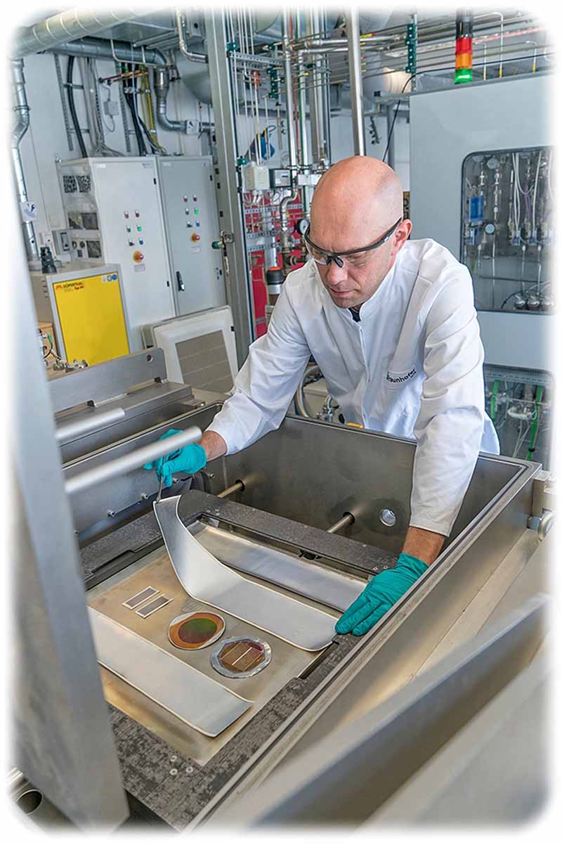 Dr. Jonas Sundqvist, Gruppenleiter Dünnschichttechnologien, zeigt Protoypen textiler Solarzellen. Foto: Fraunhofer IKTS