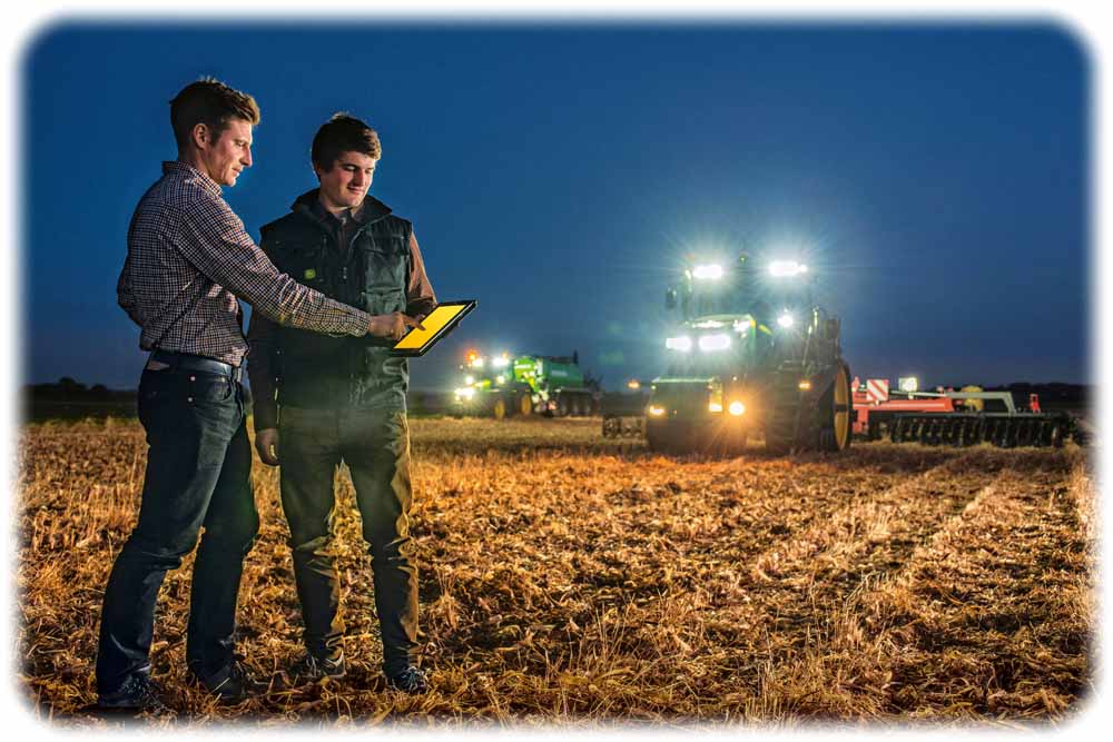 In der Landwirtschaft 4.0 vernetzen sich die Feldmaschinen - die Rolle des Menschen in dieser neuen Agrarwelt ist noch unklar. Foto: John Deere