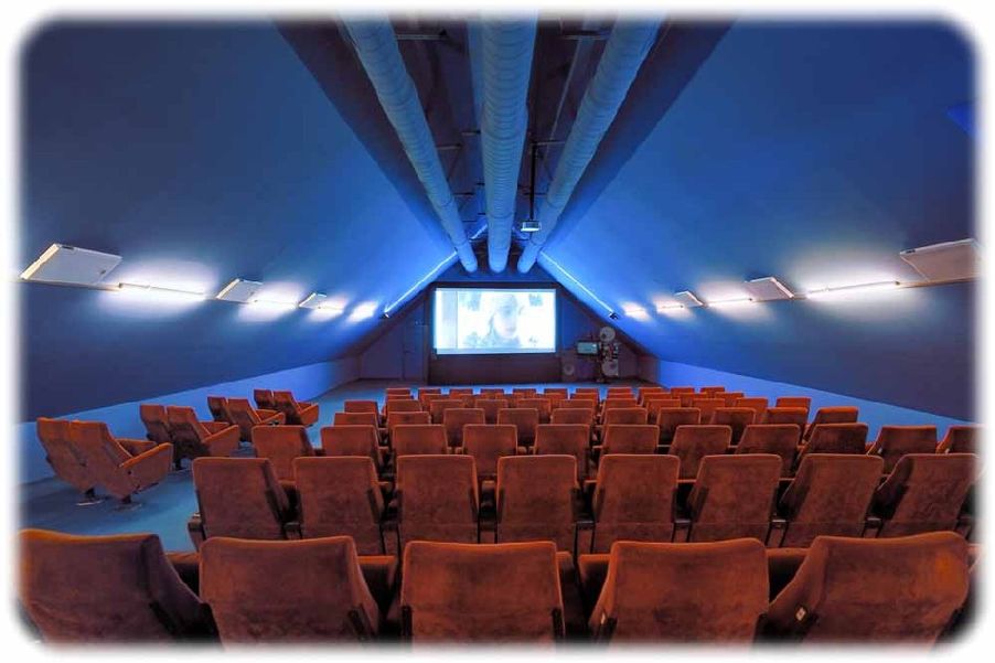 Blick ins Kino im Dach (KiD) in Dresden: Der Saal wird jetzt renoviert und bekommt neue Sessel. Foto: Frank Grätz, KiD