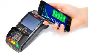 Keine EC-Karte mehr einstecken, kein Bargeld mehr herauskramen: Die NFC-Brückentechnologie aus Pulsnitz soll's schon jetzt möglich machen. Abb.: Secupay