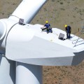 "Repowering": Techniker rüsten eine Windkraftanlage mit stärkeren Generatoren auf. Dies ist ein weltweiter Trend in der Branche, in Sachsen kommt er laut BWE-Angaben aber erst langsam voran. Foto: REpower Systems AG, BWE