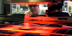 Freiberg ist heute auch ein Zentrum der Solarindustrie - hier eine Solarworld-Mitarbeiterin bei der Klassifizierung von Zellen. Abb.: Solarworld