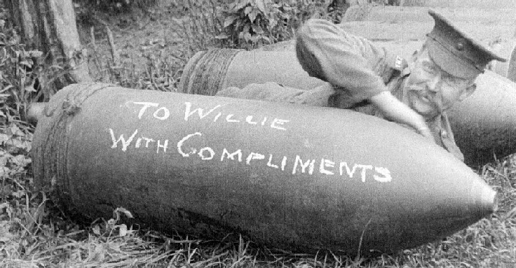 Grüße an Willie (Wilhelm II.) hat dieser Soldat auf die Granate geschrieben - makabere Späße gehörten zu den Bewältigungsstrategien. Abb. (3): Absolut Medien