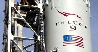 Eine "Falcon 9" soll das Privatraumschiff "Dragon" in den Orbit bringen. Abb.: NASA
