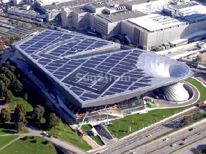 Prestigeträchtige Großprojekte: Sunstrom installierte zum Beispiel das Solardach für die BMW-Welt in München. Abb.: Sunstrom