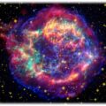 Nach einer Supernova bleibt von einem Stern oft nicht mehr als ein Nebel mit einem schwarzen Loch oder einem weißen Zwerg im Zentrum. Der Nebel "Cassiopeia A" zum Beispiel ist der Überrest einer Sternenexplosion, die sich etwa 10.000 Lichtjahre von der Erde entfernt ereignet hat. Das spekuakuläre Bild kam zustande, weil Astronomen mehrere Teleskop-Aufnahmen zu einem sogenannten Falschfarbenbild zusammengesetzt haben. Womöglich haben sich in kosmisch kurzen Zeitabständen viele solcher Supernovae in Erdnähe ereignet. Abb.: NASA/JPL-Caltech/STScI/CXC/SAO