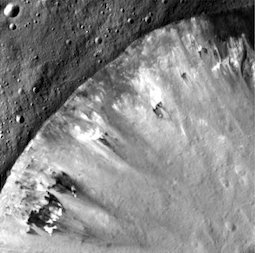 Links die schwarzen Flecken sind nach Forscheransicht Kohlenstoff-Einschlagstellen auf Vesta. Foto: NASA