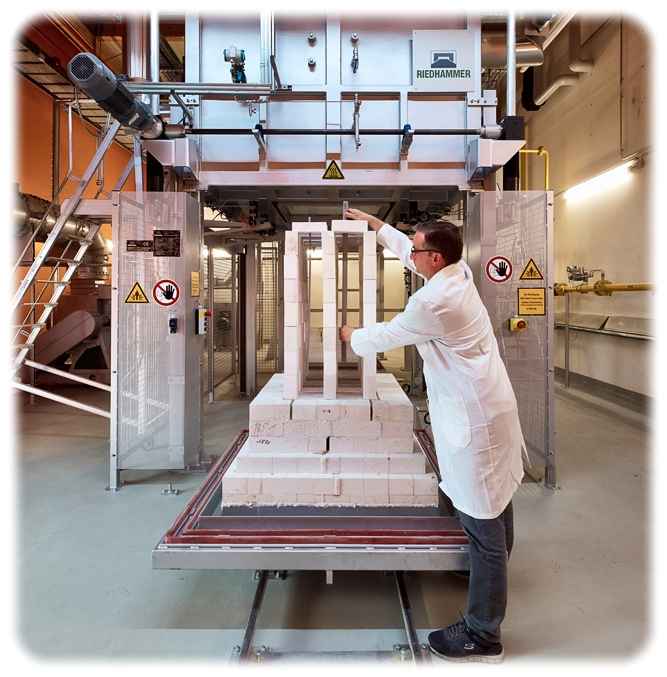 Der Hochtemperaturofen von Fraunhofer in Arnstadt kann mit Erdgas oder Wasserstoff betrieben werden. Foto: Fraunhofer-IKTS