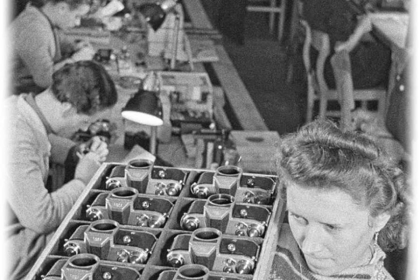 Kameraproduktion, 60er Jahre / Montierte die Kameras, noch ohne Objektiv werden in die nächste Abteilung gebracht. Foto: Deutsche Fotothek, Erich Höhne & Erich Pohl