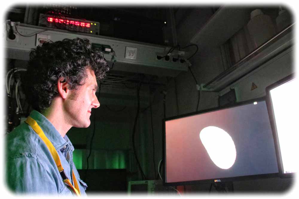 Nicola Maghelli überwacht im neuen Zentrum für Systembiologie Dresden die Mikroskopie eines 0,5 Millimeter dünnen Fruchtfliegen-Embryos. Dabei nehmen 8 Kameras das Lebenwesen von allen Seiten auf. Die Bilder sendet er erst an einen Supercomputer und der dann weiter an die Cave. Foto: Heiko Weckbrodt